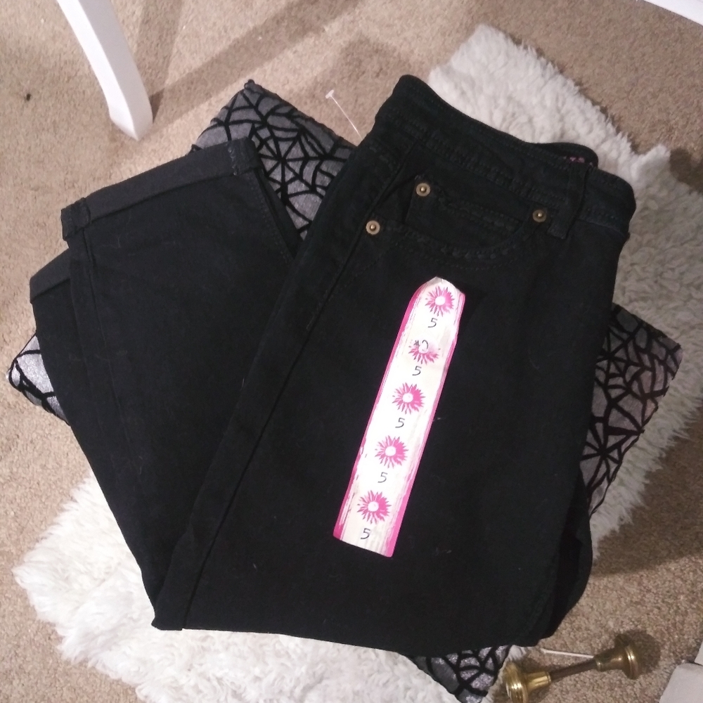 Black capris